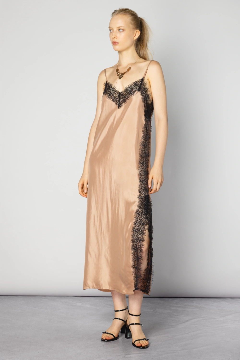 Vestido Alba Cupro en color salmón, vestido elegante para mujer con diseño moderno y cómodo, de la marca CV-2025-751.