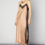 Vestido Alba Cupro en color salmón, vestido elegante para mujer con diseño moderno y cómodo, de la marca CV-2025-751.
