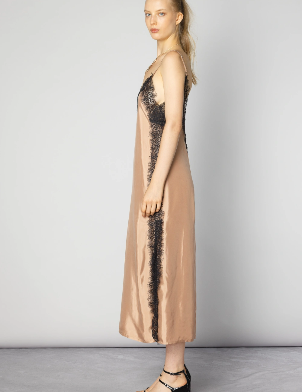 Vestido Alba Cupro en color salmón de la marca CV-2025-751, con corte elegante y tela suave para ocasiones especiales.