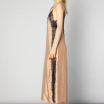 Vestido Alba Cupro en color salmón de la marca CV-2025-751, con corte elegante y tela suave para ocasiones especiales.