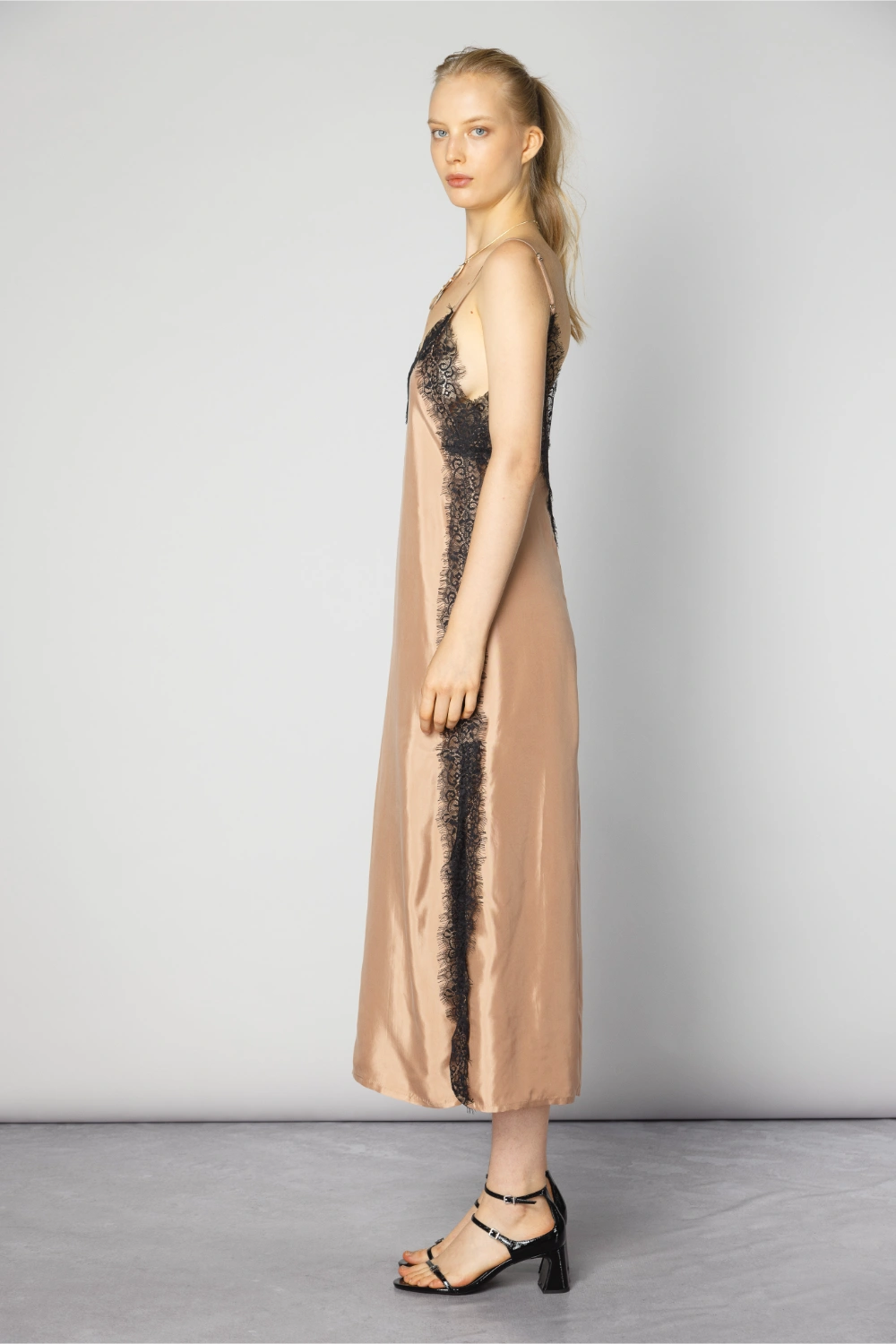 Vestido Alba Cupro en color salmón de la marca CV-2025-751, con corte elegante y tela suave para ocasiones especiales.