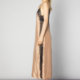 Vestido Alba Cupro en color salmón de la marca CV-2025-751, con corte elegante y tela suave para ocasiones especiales.