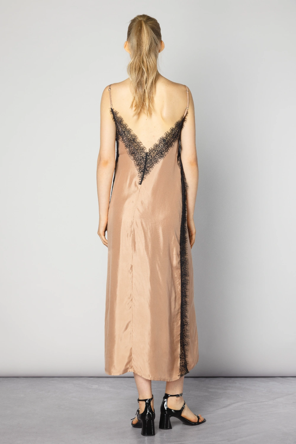 Vestido Alba Cupro en color salmón, vestido de mujer de la marca CV-2025-751 con diseño elegante y estilo moderno.