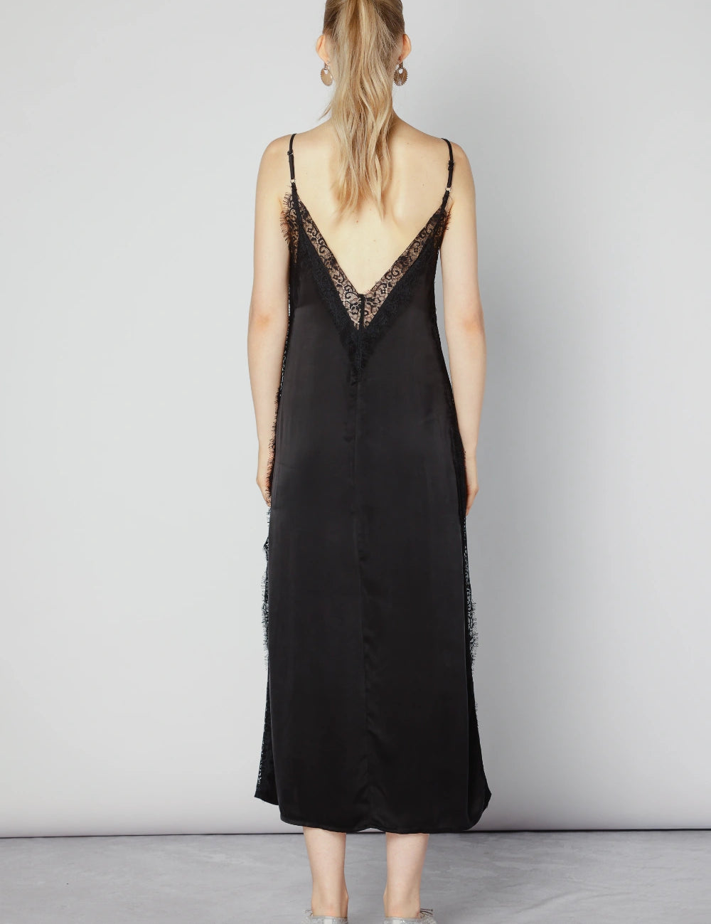 Vestido Alba Cupro de la marca CV-2025-751, vestido elegante de tela suave y corte moderno, en color neutro.