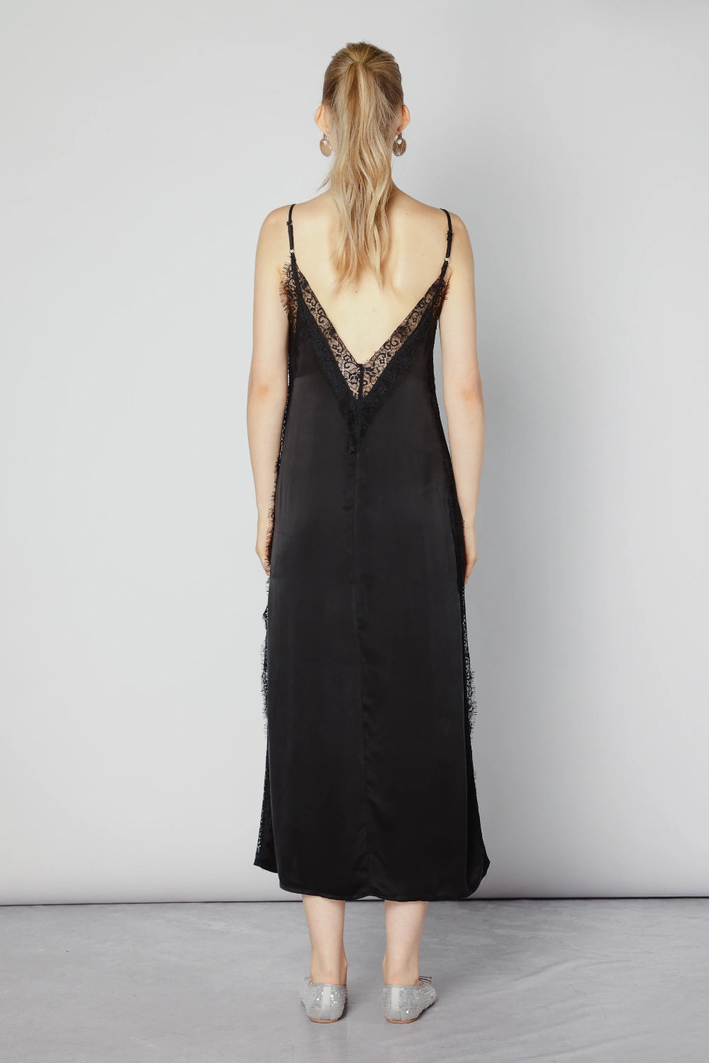 Vestido Alba Cupro de la marca CV-2025-751, vestido elegante de tela suave y corte moderno, en color neutro.