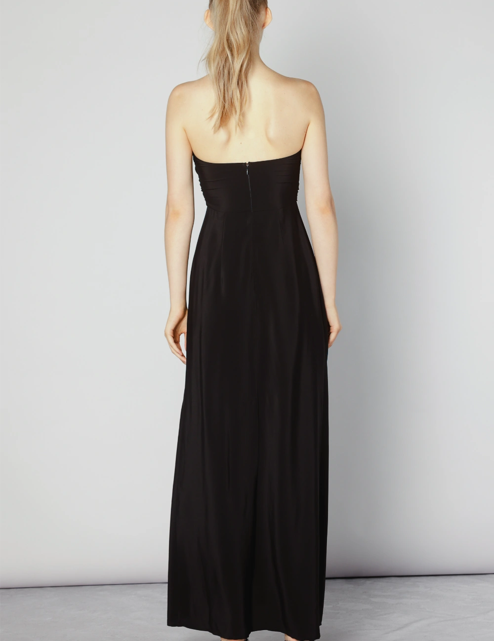 Vestido Silve Roud de la marca CV-2025-754, vestido elegante con diseño moderno y detalles en la imagen.