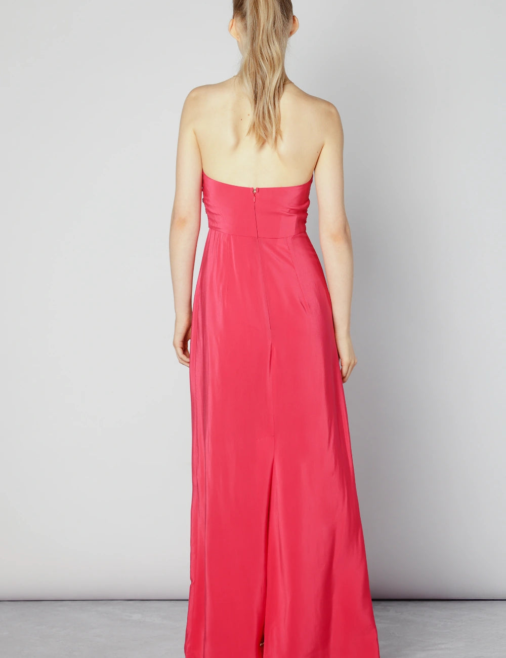 Vestido Silve Roud en color rojo, vestido elegante de la marca CV-2025-754, con detalles modernos y estilo sofisticado.
