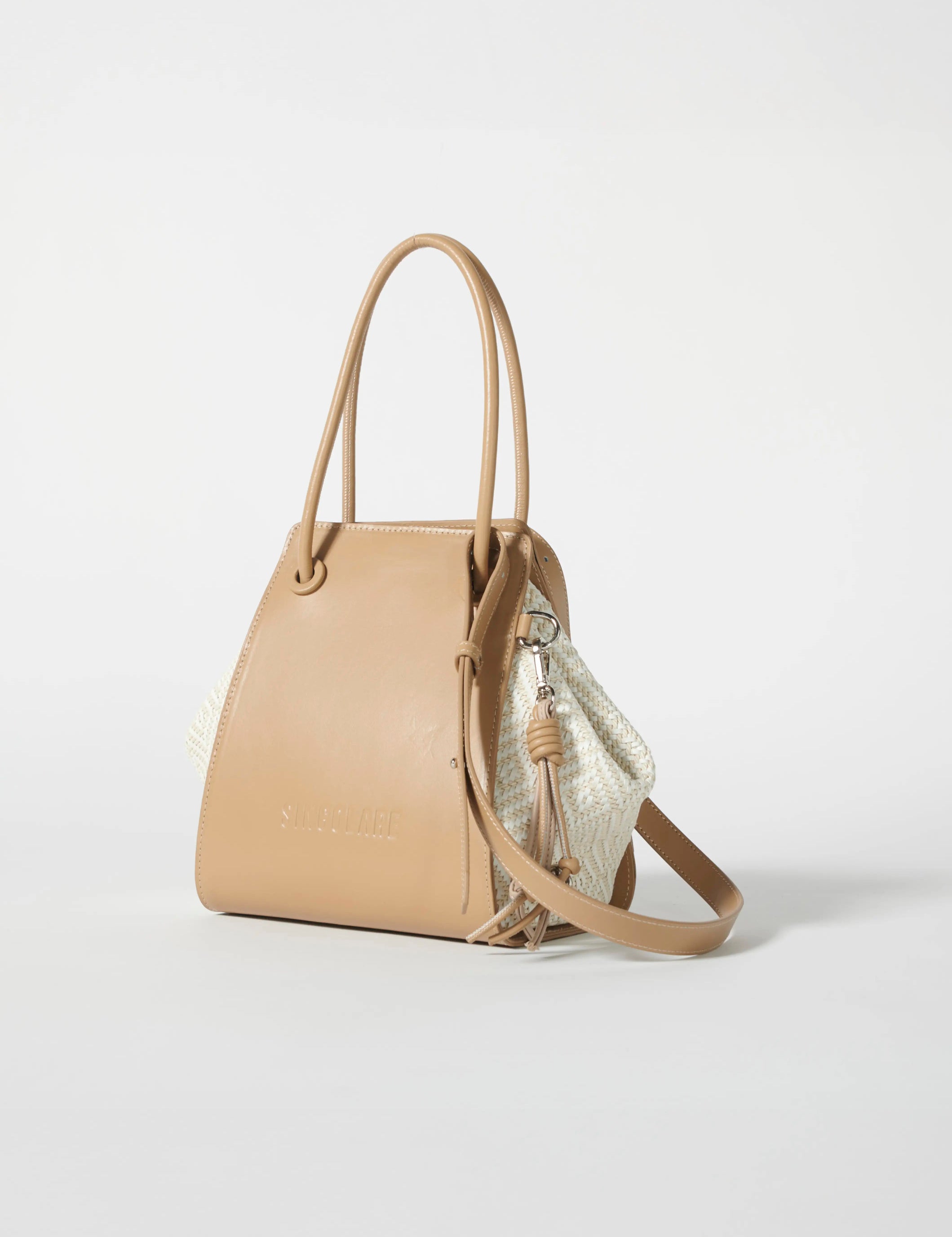 Cartera Dolores beige de la marca AV-2026-210, bolso de mujer con diseño elegante y detalle en tono neutro.