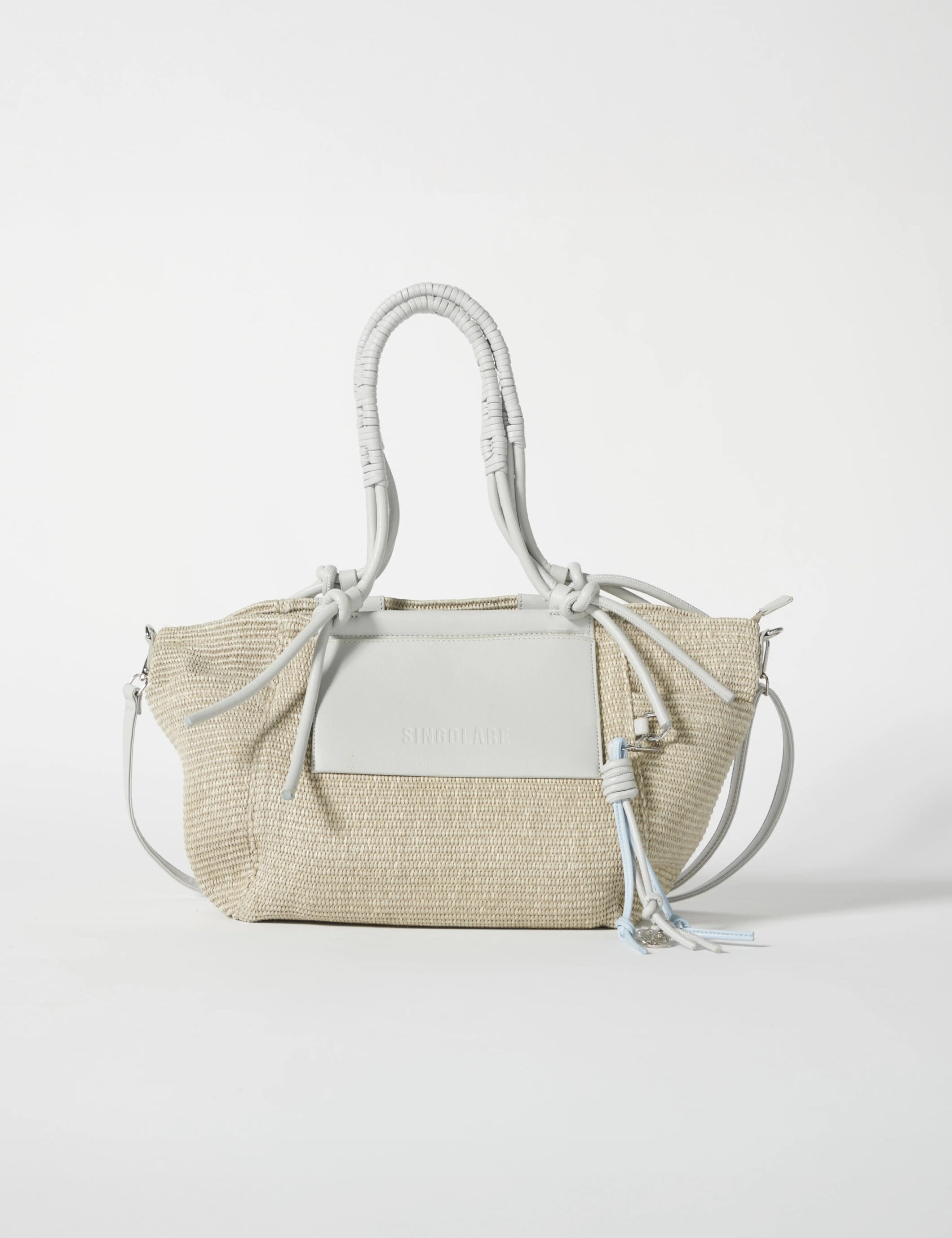 Cartera tipo shopper Justina de color gris claro de la marca AV-2026-104, diseñada para bolsos, billeteras y estuches.