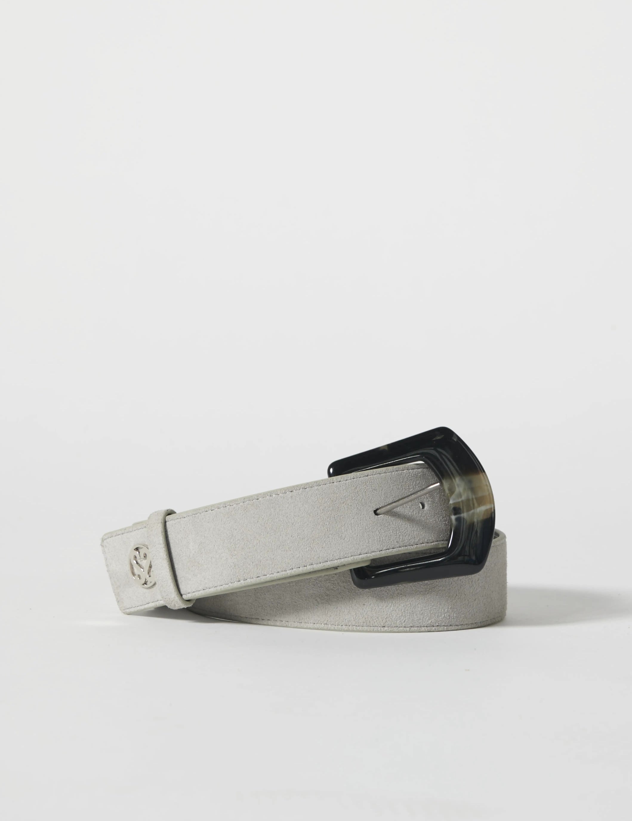 Cinturón Adele Grey de la marca AV-2026-608, cinturón gris con hebilla metálica, mostrado en la imagen.