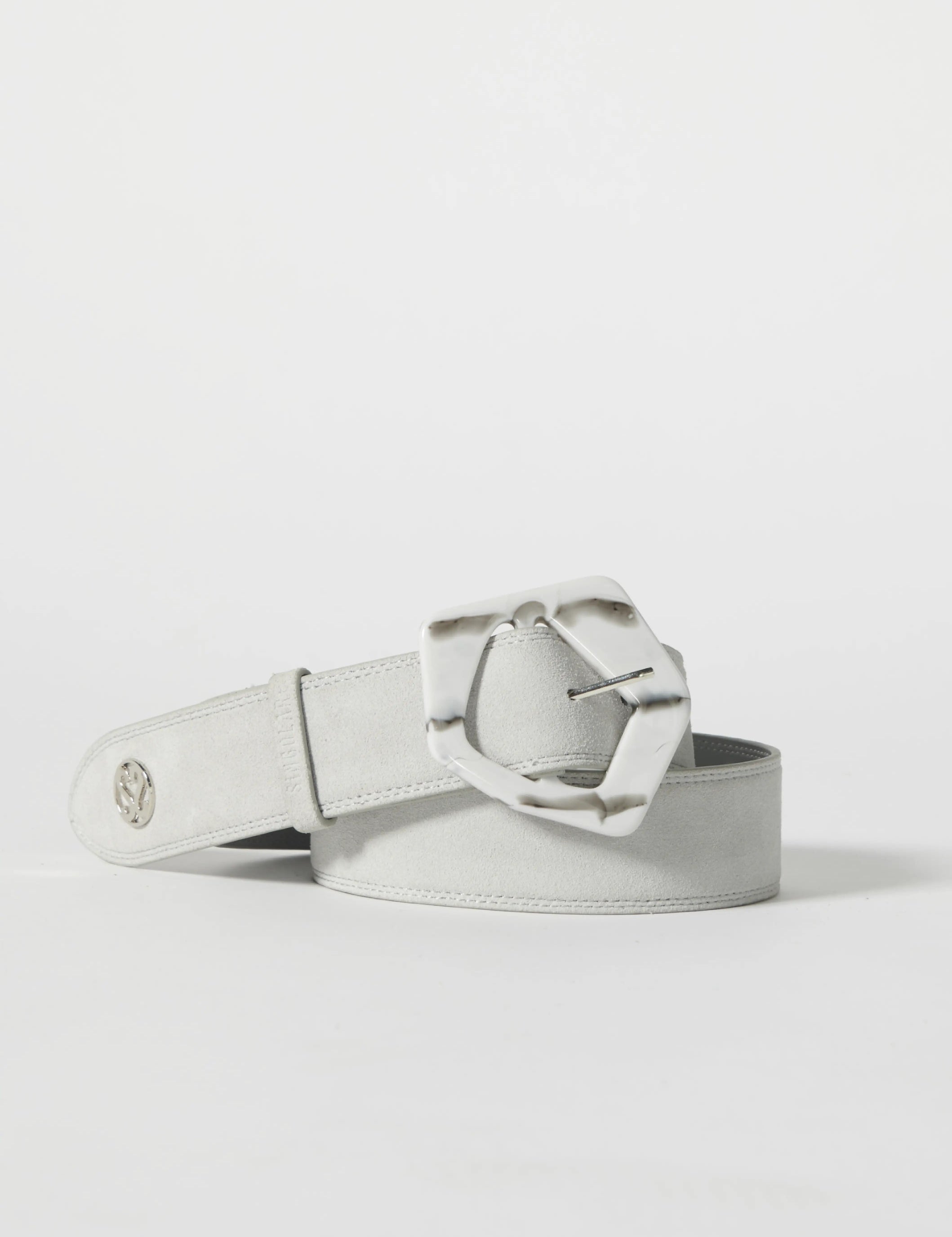 Cinturón Ana gris de la marca AV-2026-611, cinturón de cuero con hebilla metálica en color gris.