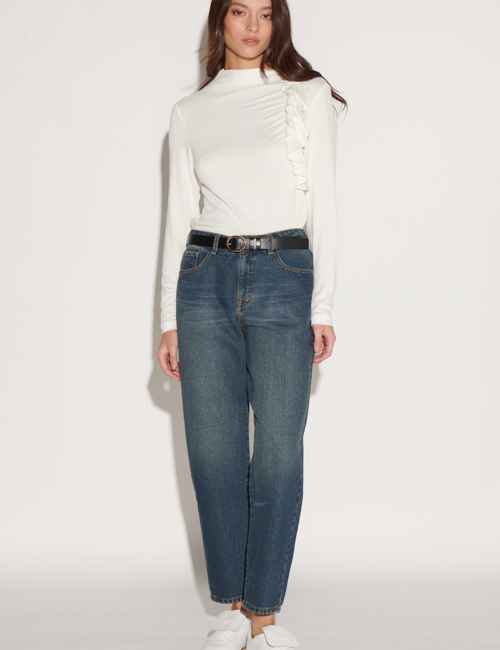 Jeans Mom azules de la marca D-2026-809, estilo casual, con bolsillos y cinturilla en la imagen.