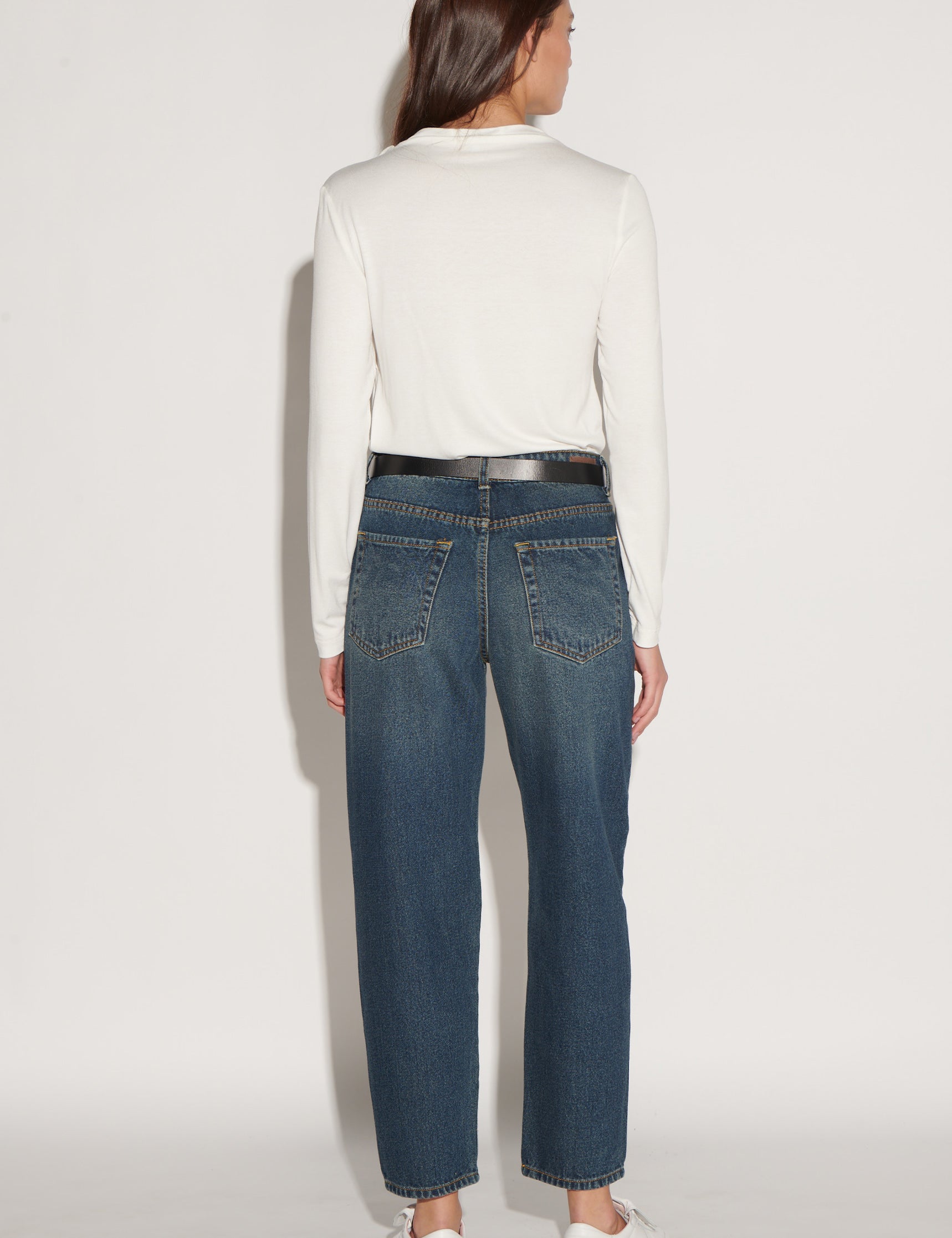 Jeans Mom azules de la marca D-2026-809, pantalones vaqueros de corte relajado y estilo clásico, vista frontal.