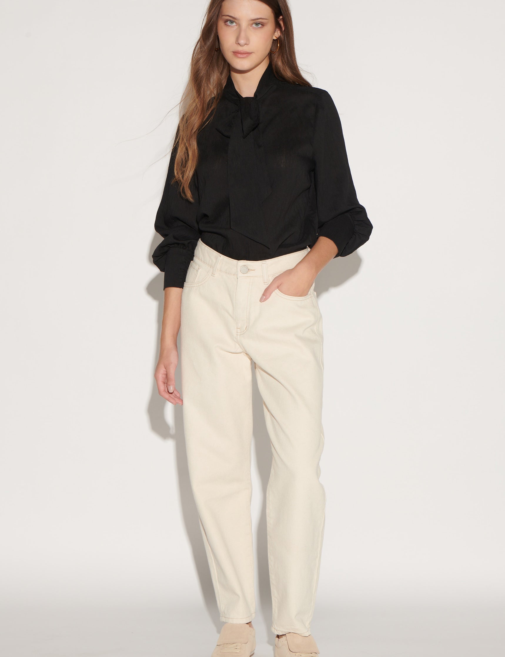 Jeans mom color crudo de marca D-2026-809, estilo off white, con corte recto y detalles de costura visible.