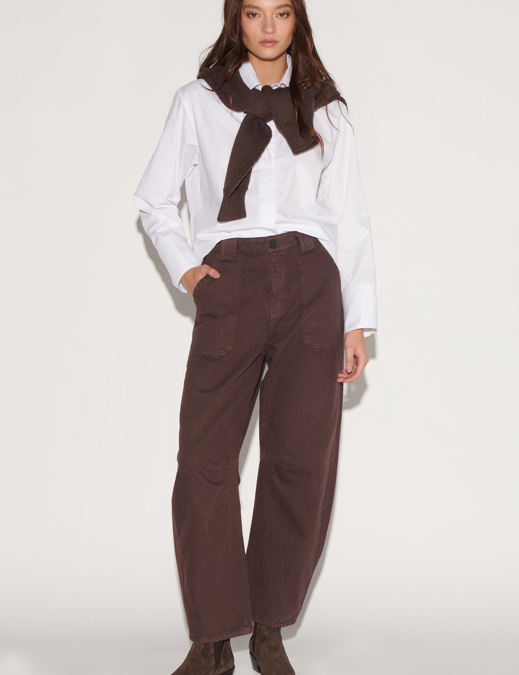 Jeans marrones estilo barrel de la marca D-2026-810, con corte ajustado y detalles de costura visibles.