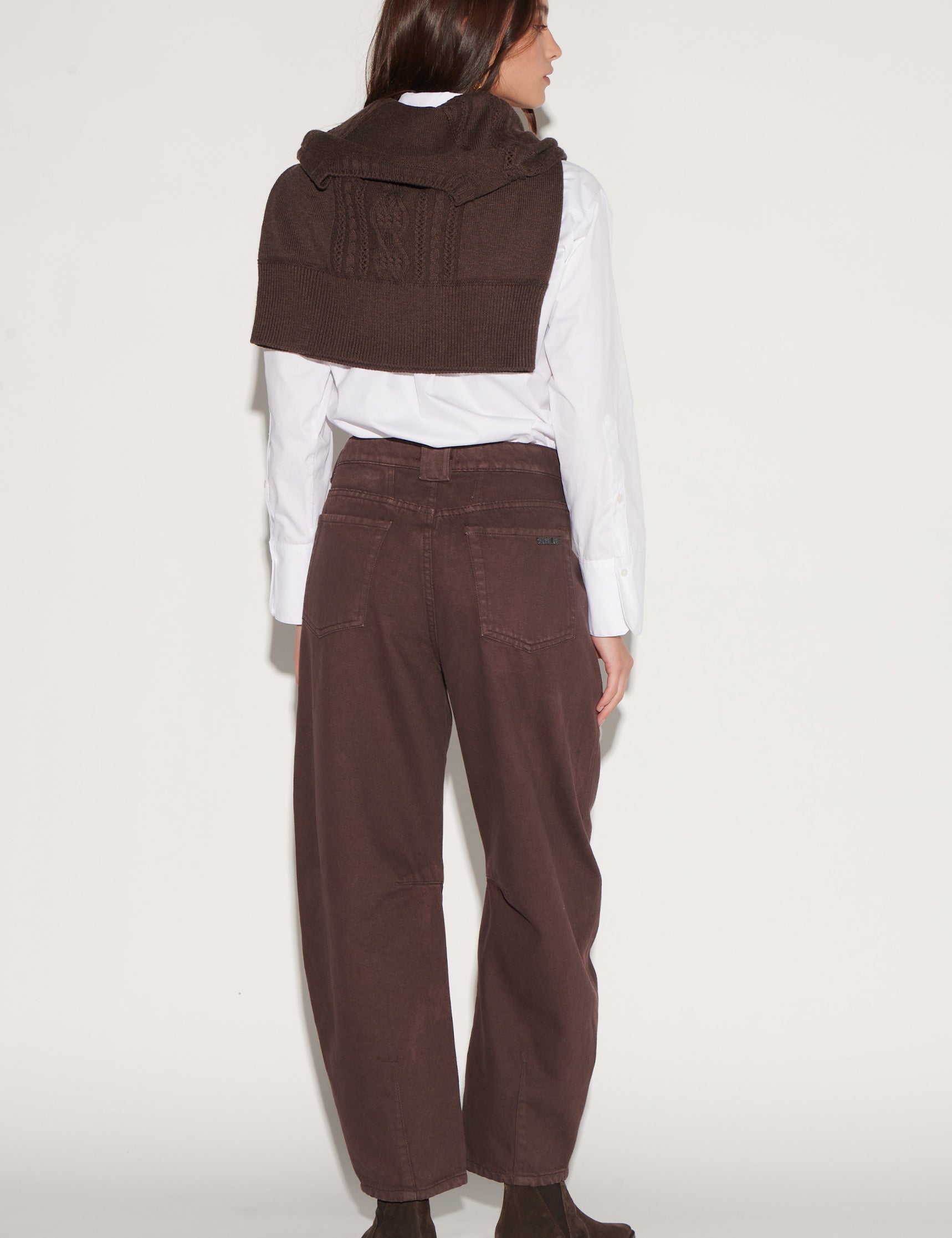 Jeans Barrel marrón de la marca D-2026-810, pantalones vaqueros con estilo clásico y ajuste cómodo en la imagen.