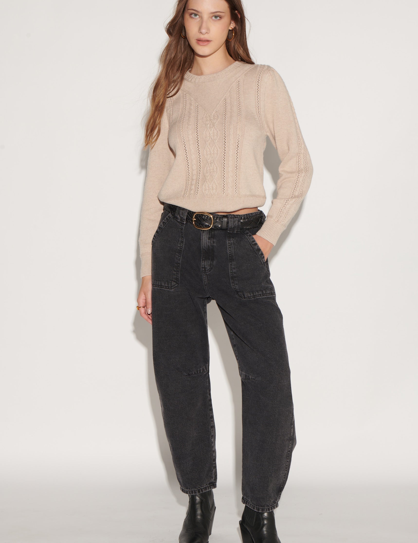 Jeans negros estilo barrel de la marca D-2026-810, ajuste ajustado y diseño clásico en la imagen.