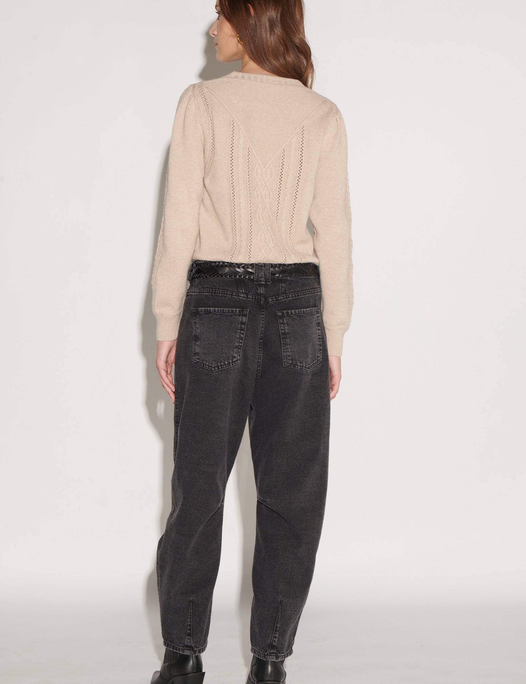 Jeans negros de corte barrel de la marca D-2026-810, vista frontal mostrando el estilo y ajuste del pantalón.