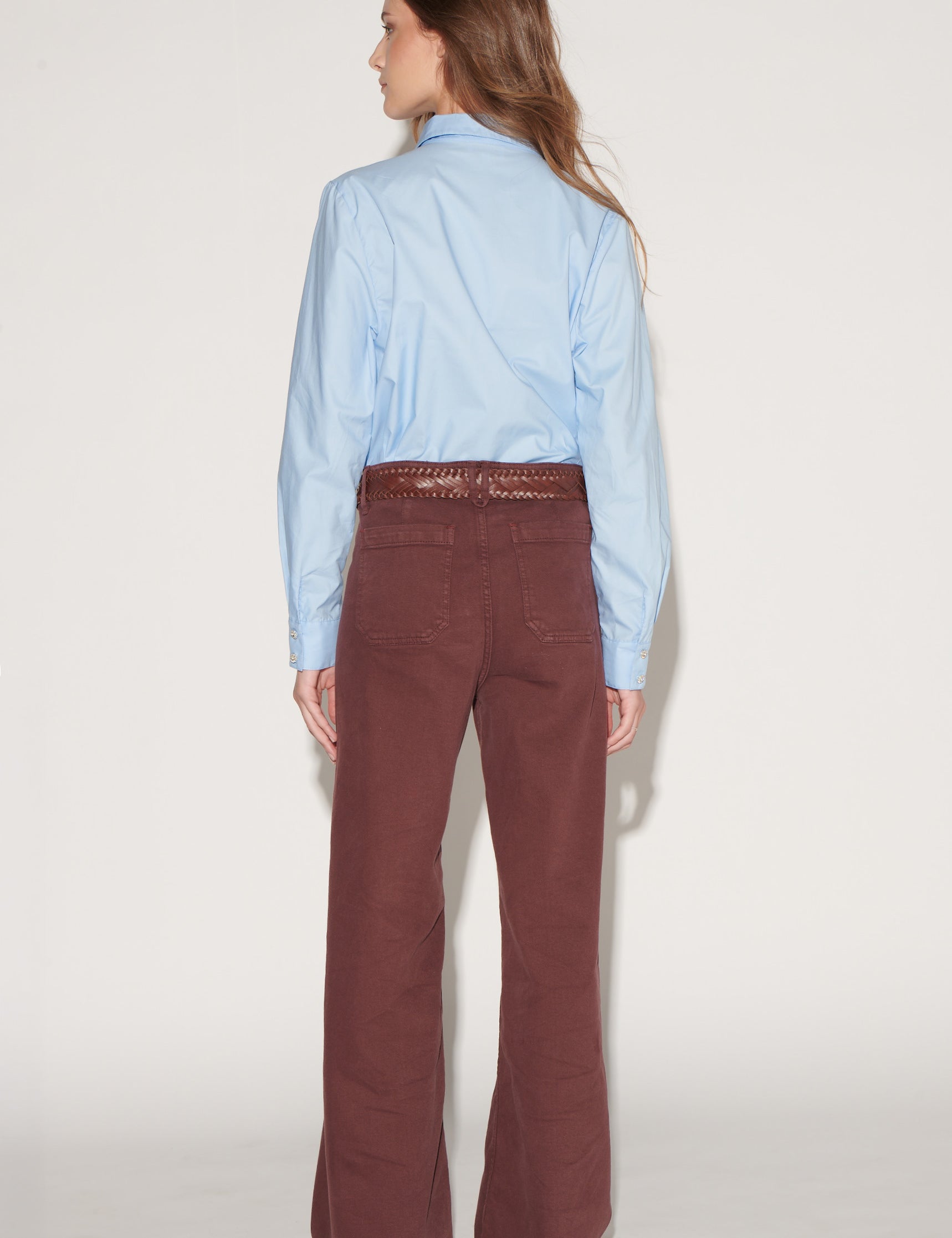 Jeans culotte burdeos de la marca D-2026-812, pantalones amplios con tono rojo vino y bolsillos delanteros.