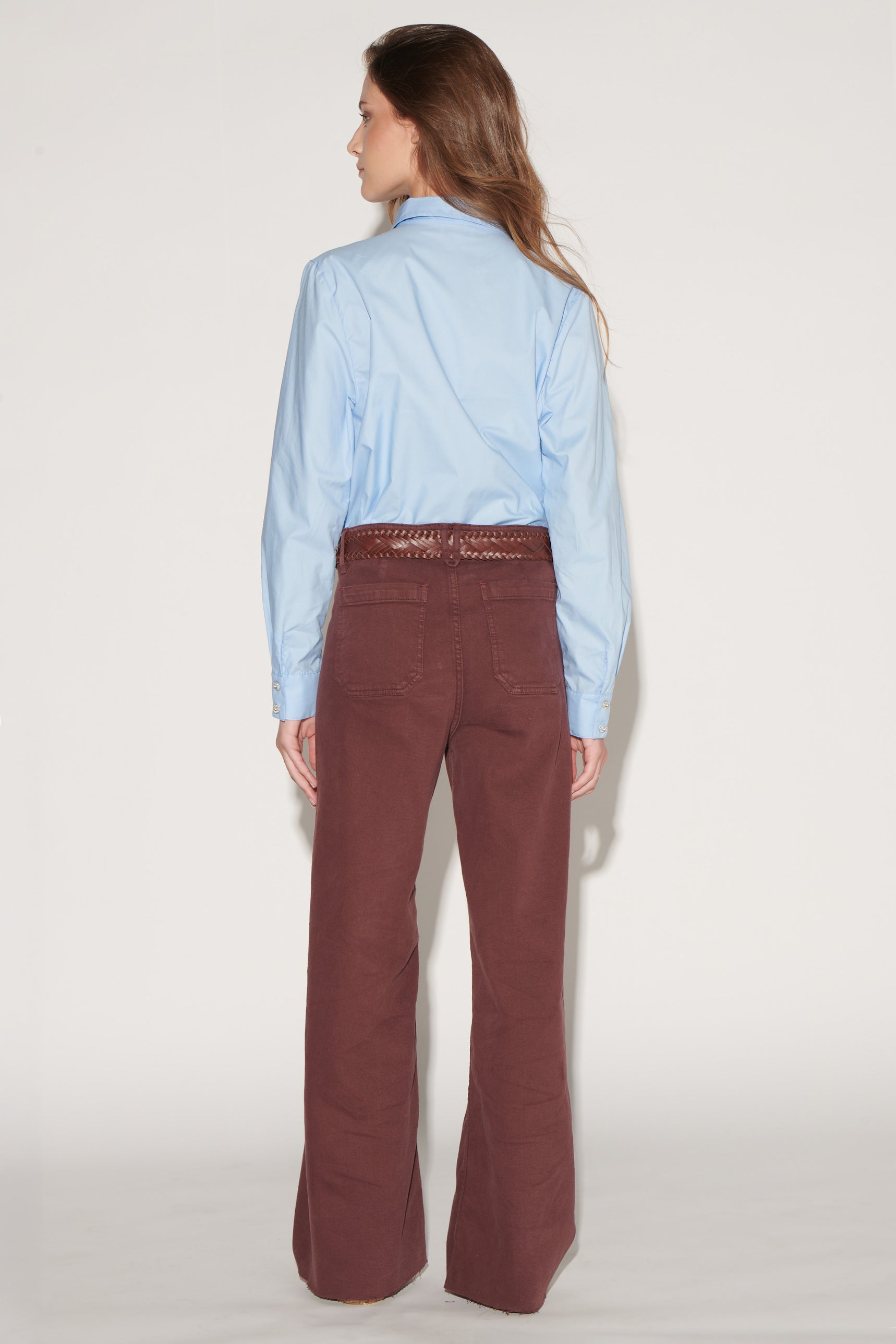 Jeans culotte burdeos de la marca D-2026-812, pantalones amplios con tono rojo vino y bolsillos delanteros.