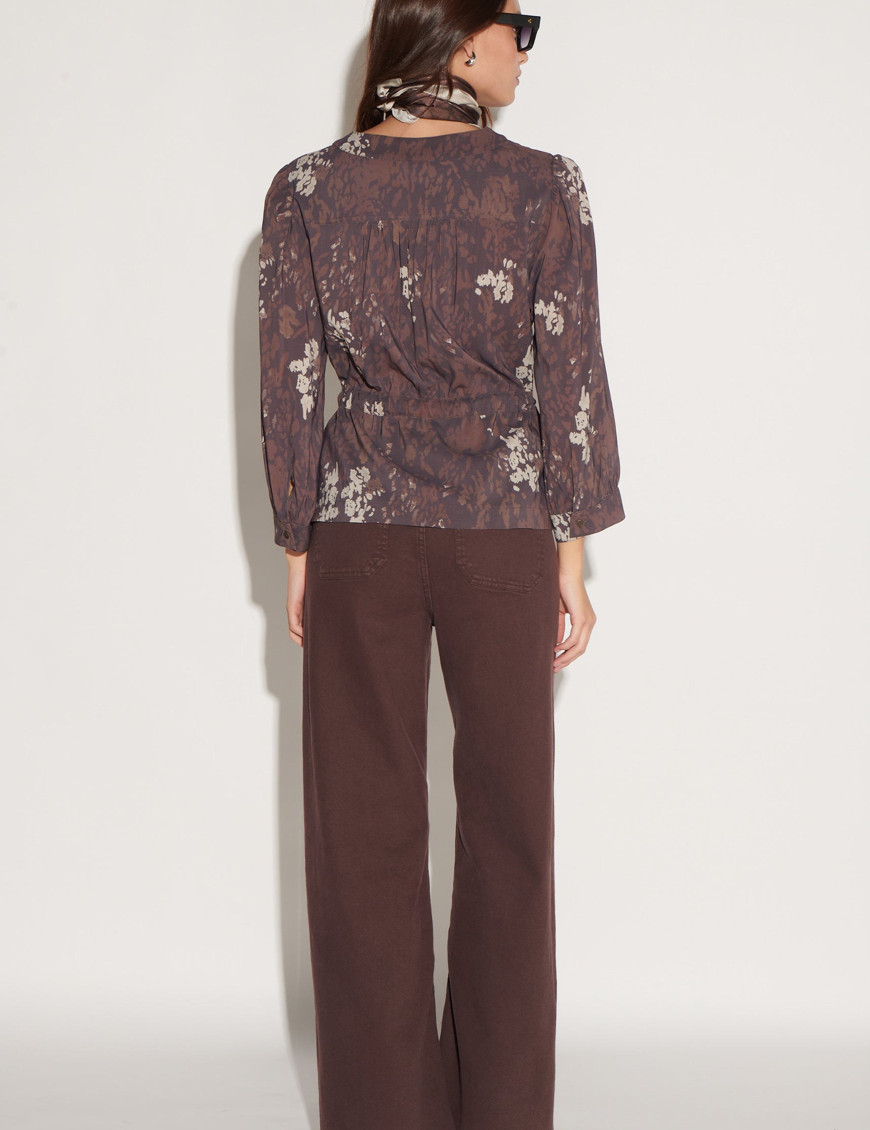 Jeans culotte marrón D-2026-812 de mezclilla, con corte amplio y cintura alta, visibles en la imagen.