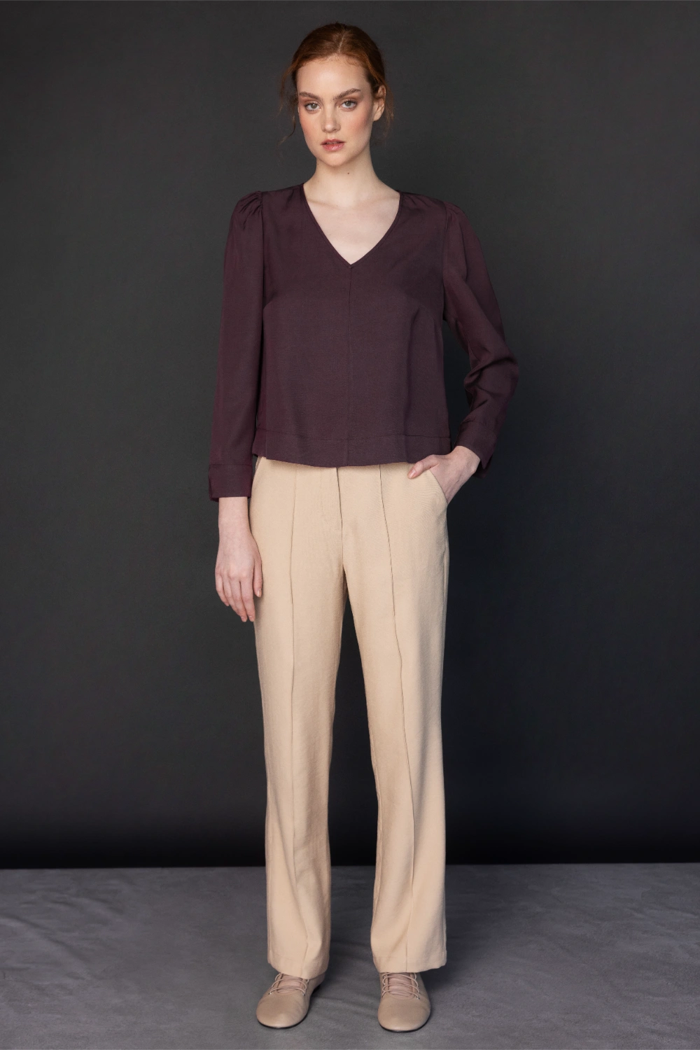 Blusa Jeanie de color burdeos en estilo casual, hecha por la marca EI-2025-608, con diseño cómodo y moderno.