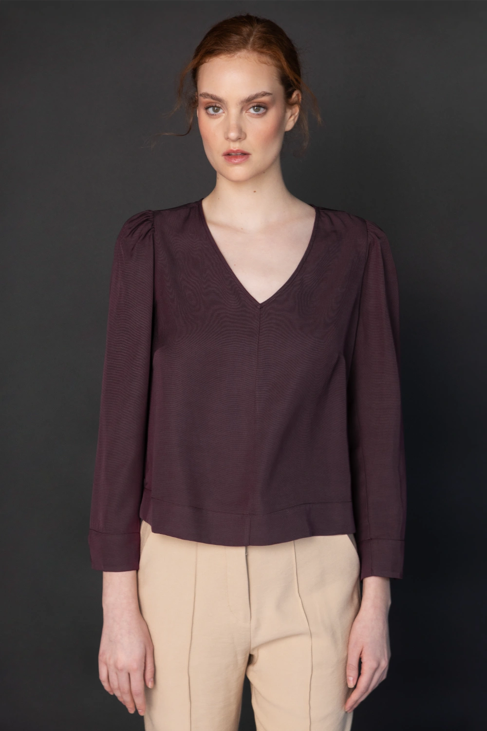 Blusa Jeanie de la marca EI-2025-608 en color burdeos, con diseño de manga larga y cuello redondo.