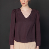Blusa Jeanie de la marca EI-2025-608 en color burdeos, con diseño de manga larga y cuello redondo.