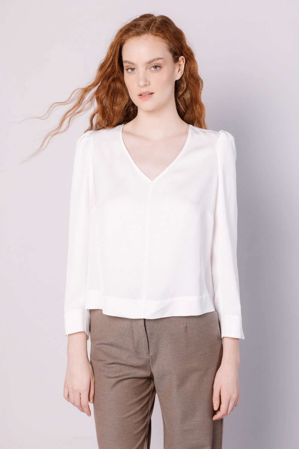 Blusa Jeanie de la marca EI-2025-608 en color crudo, con diseño de manga larga y cuello redondo, vista frontal.