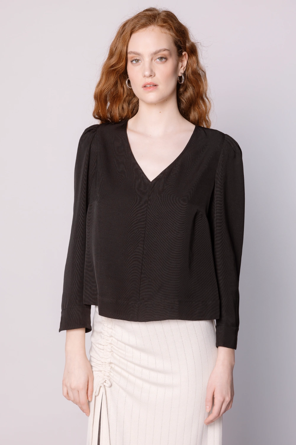 Blusa negra EI-2025-608 Jeanie de las categorías Blusas y Poleras, con cuello y manga larga en tejido suave.