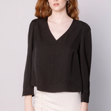 Blusa negra EI-2025-608 Jeanie de las categorías Blusas y Poleras, con cuello y manga larga en tejido suave.