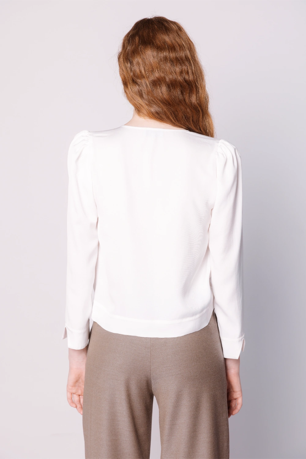Blusa Jeanie de la marca EI-2025-608 en color crudo, vista frontal, con detalles de tela suave y diseño elegante.