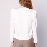 Blusa Jeanie de la marca EI-2025-608 en color crudo, vista frontal, con detalles de tela suave y diseño elegante.