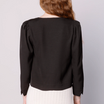 Blusa negra de la marca EI-2025-608, estilo casual, con cuello y mangas largas, para un look elegante y cómodo.