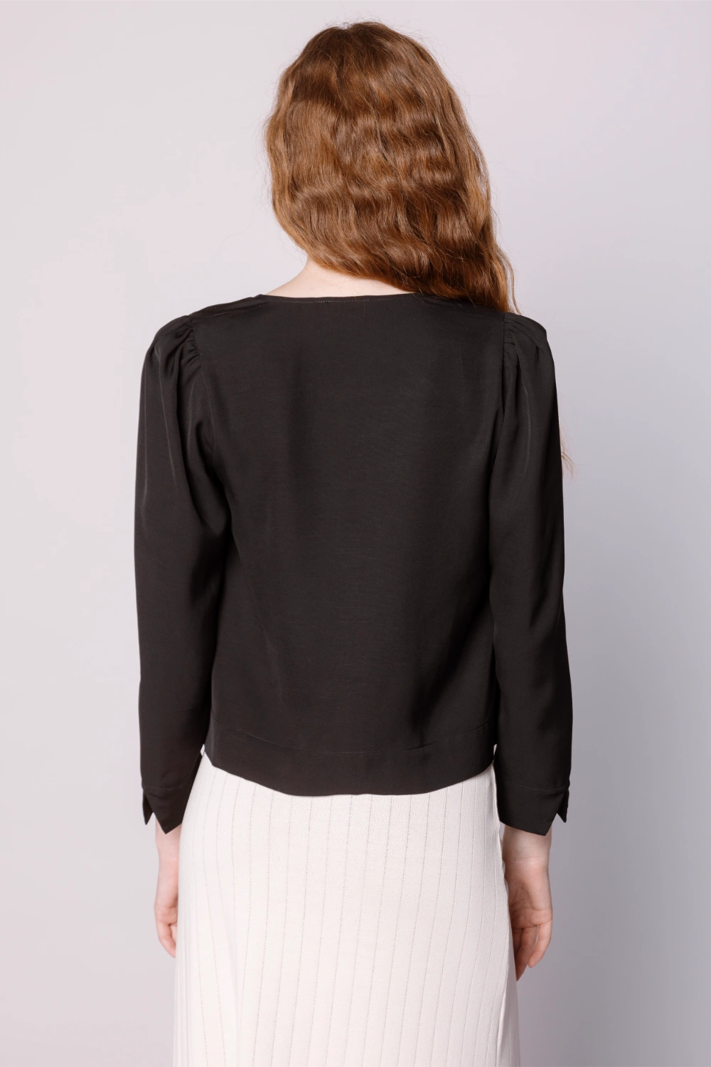 Blusa negra de la marca EI-2025-608, estilo casual, con cuello y mangas largas, para un look elegante y cómodo.