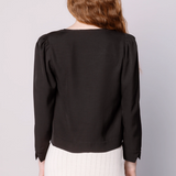 Blusa negra de la marca EI-2025-608, estilo casual, con cuello y mangas largas, para un look elegante y cómodo.