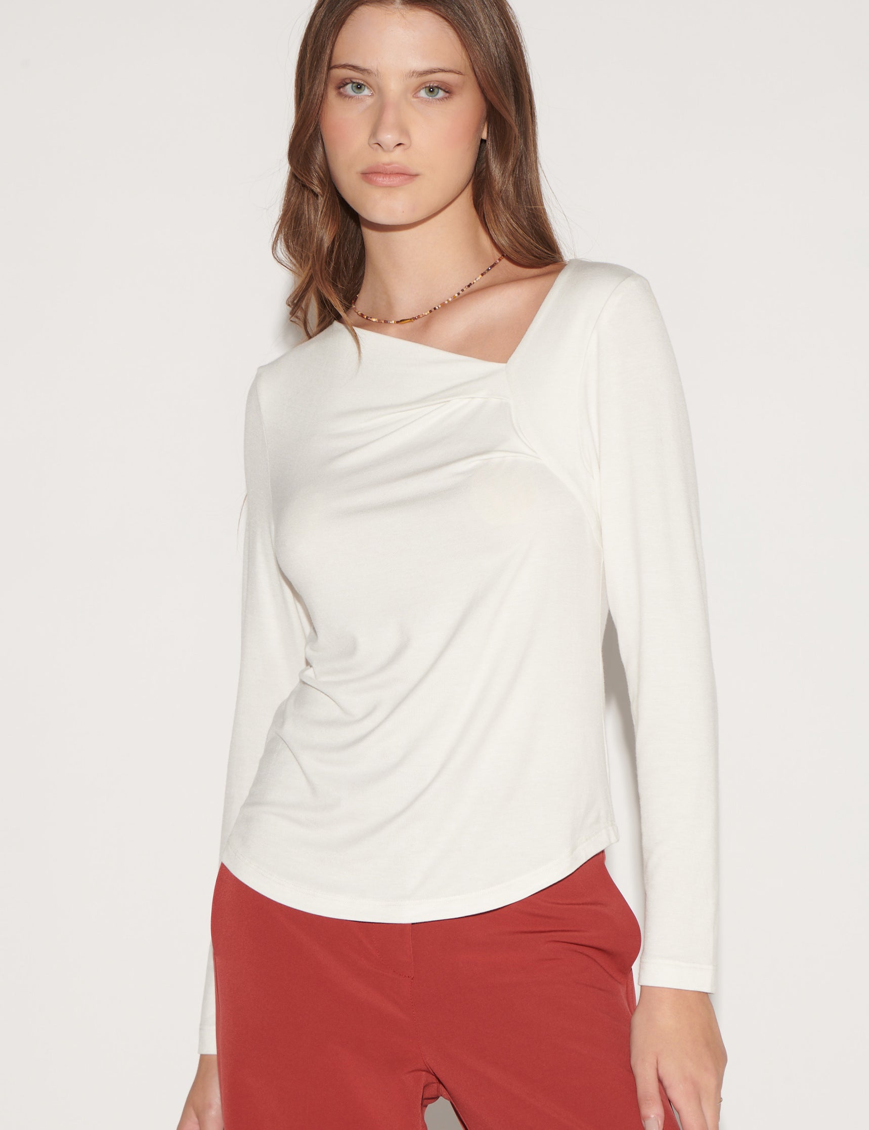Blusa blanca Polera Lucia de la marca EI-2026-501, con estilo casual y tela suave, visible en la imagen en color crudo.