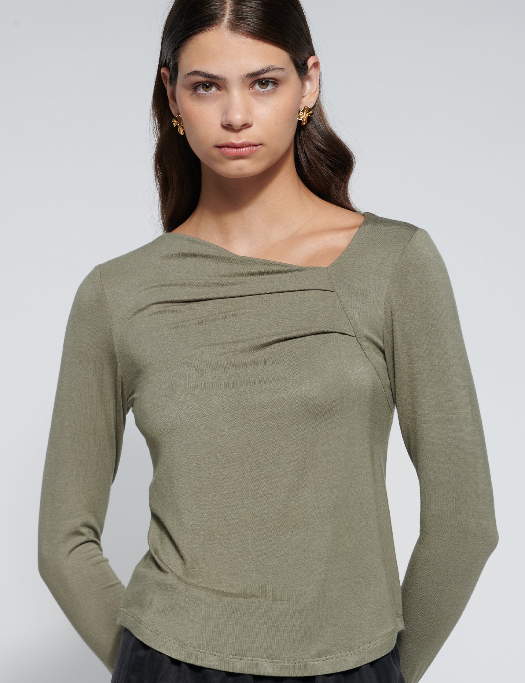 Polera Lucia verde de la marca EI-2026-501, camisa de vestir con cuello y manga larga, vista frontal.
