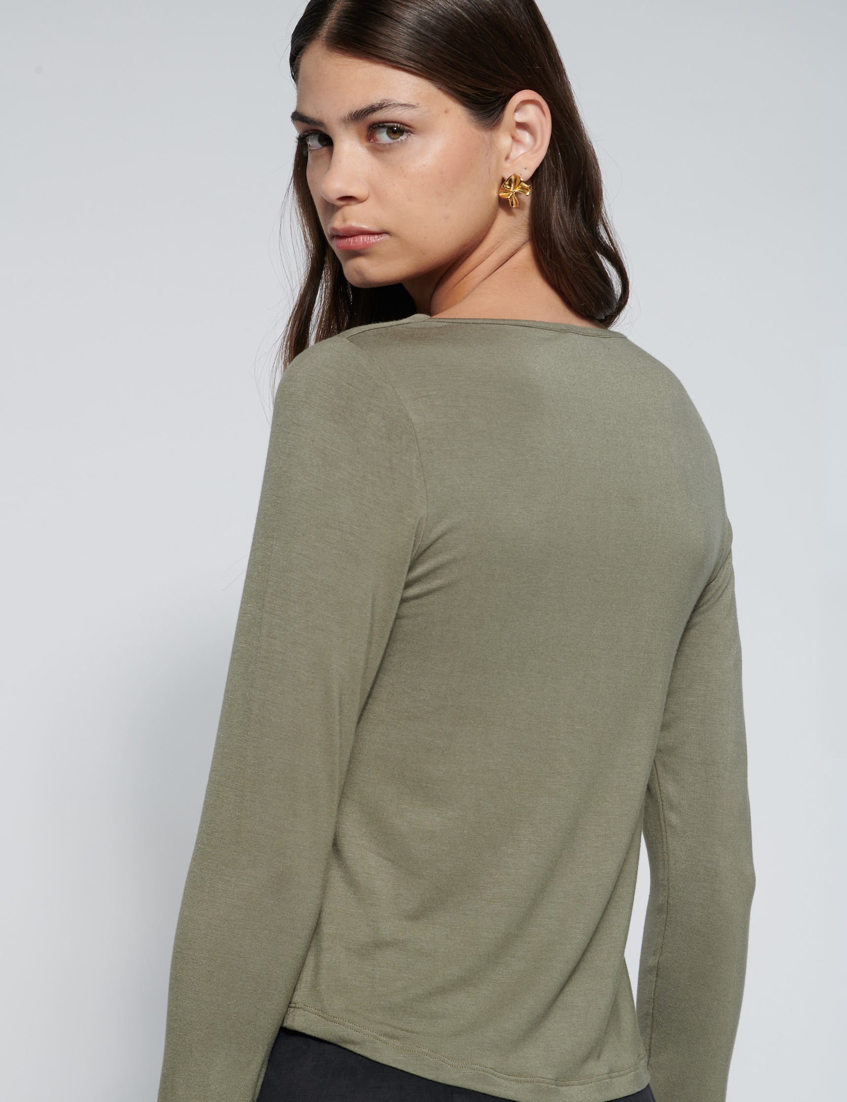 Polera Lucia verde de la marca EI-2026-501, blusa femenina de manga larga y diseño elegante, vista frontal.