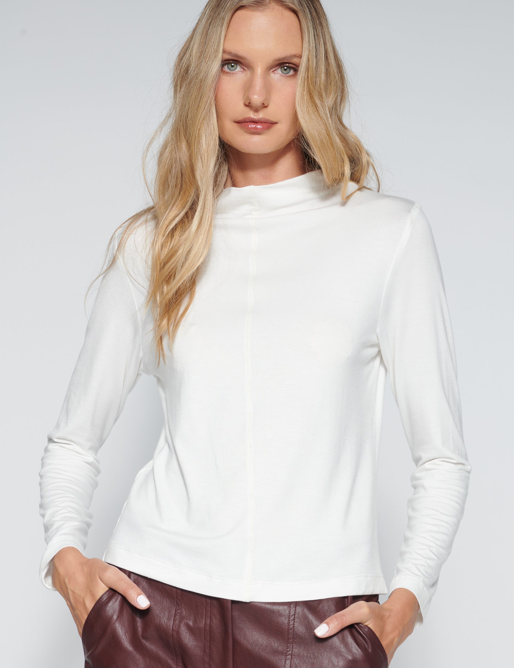Polera Tori blanca de la marca EI-2026-502, blusa de manga corta con cuello redondo y estilo casual.