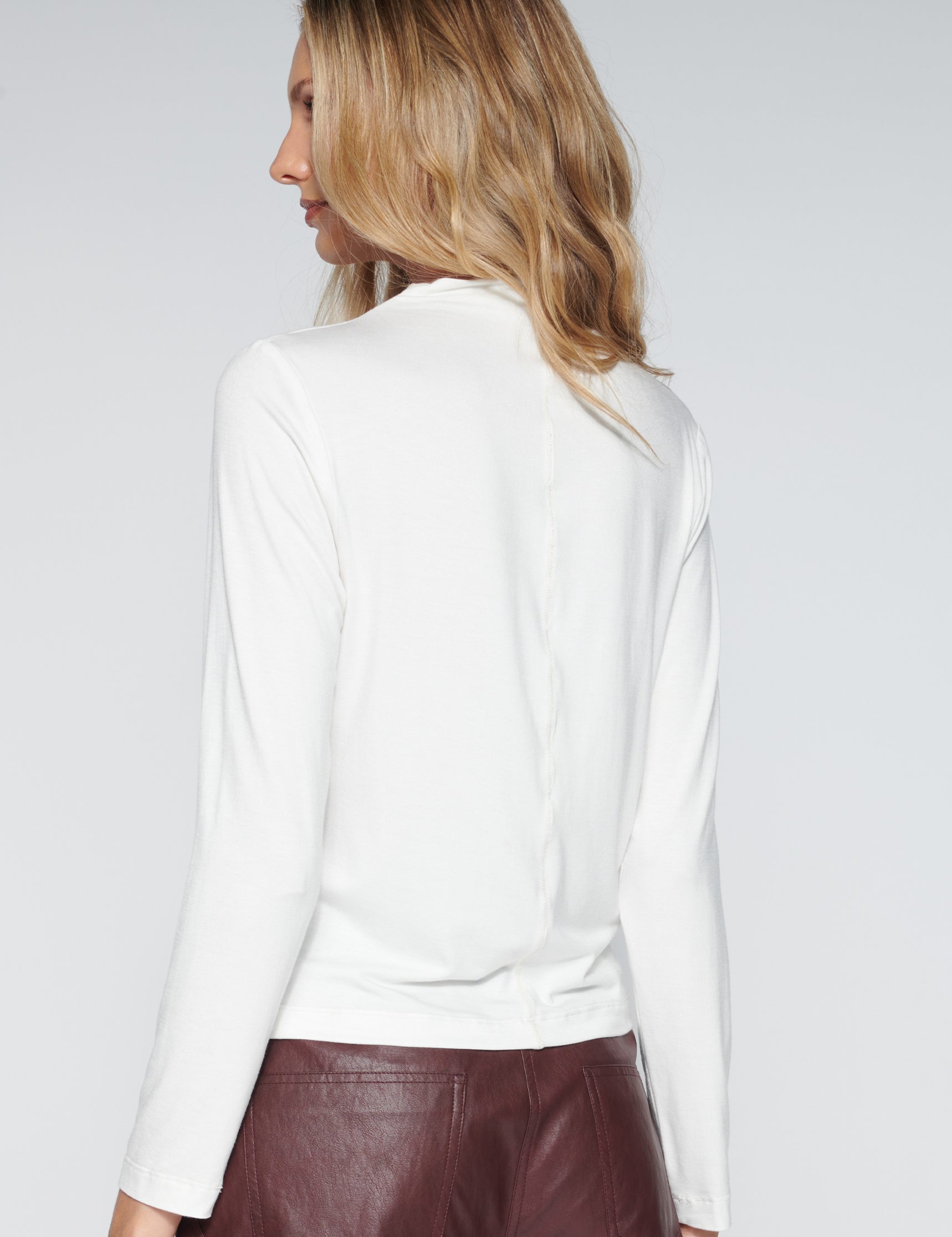 Polera Tori blanca de la marca EI-2026-502 con cuello redondo y manga larga, vista frontal sobre fondo neutro.