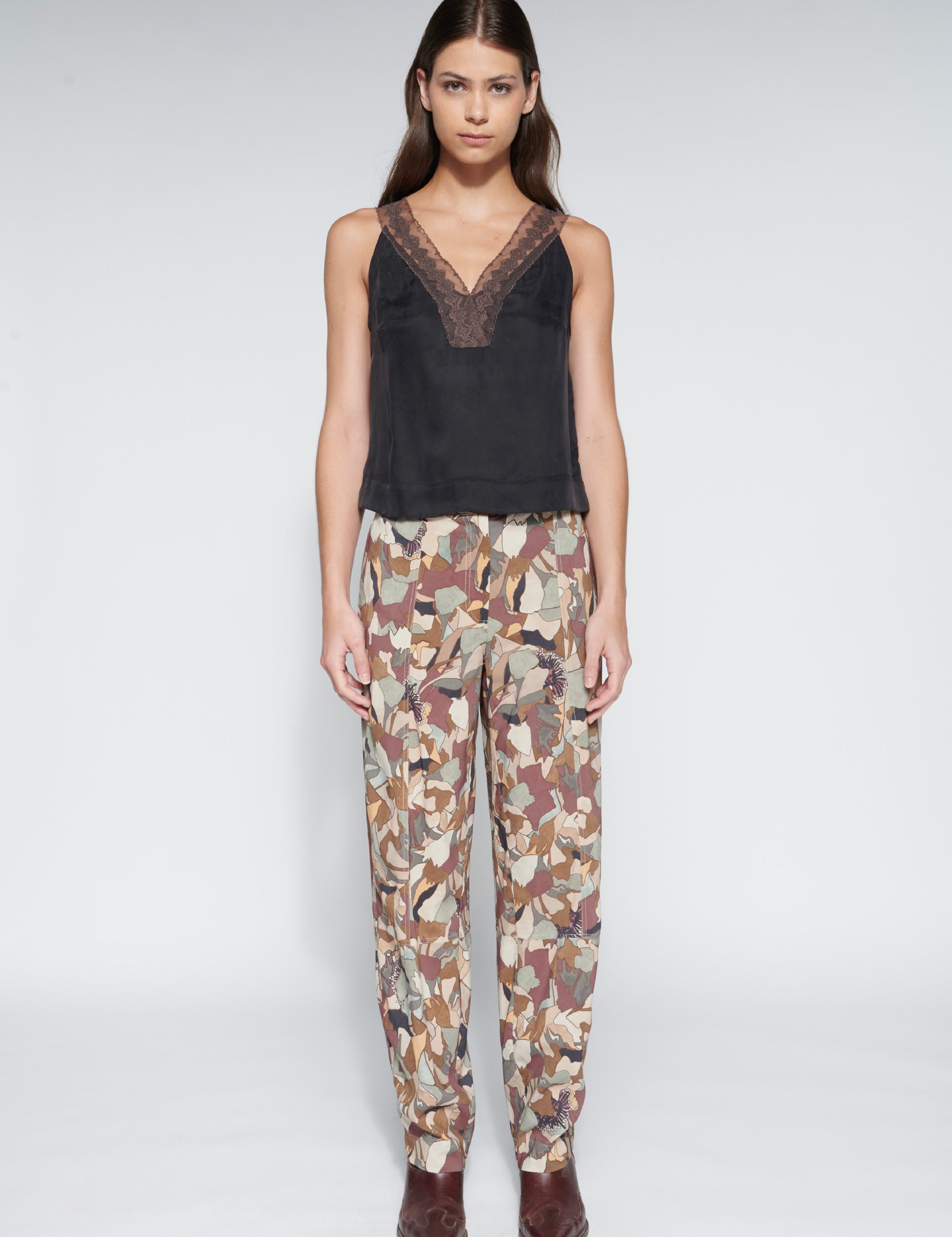 Blusa Rania negra de la marca EI-2026-601, con diseño elegante y manga larga, en imagen con fondo neutro y detalles visibles.