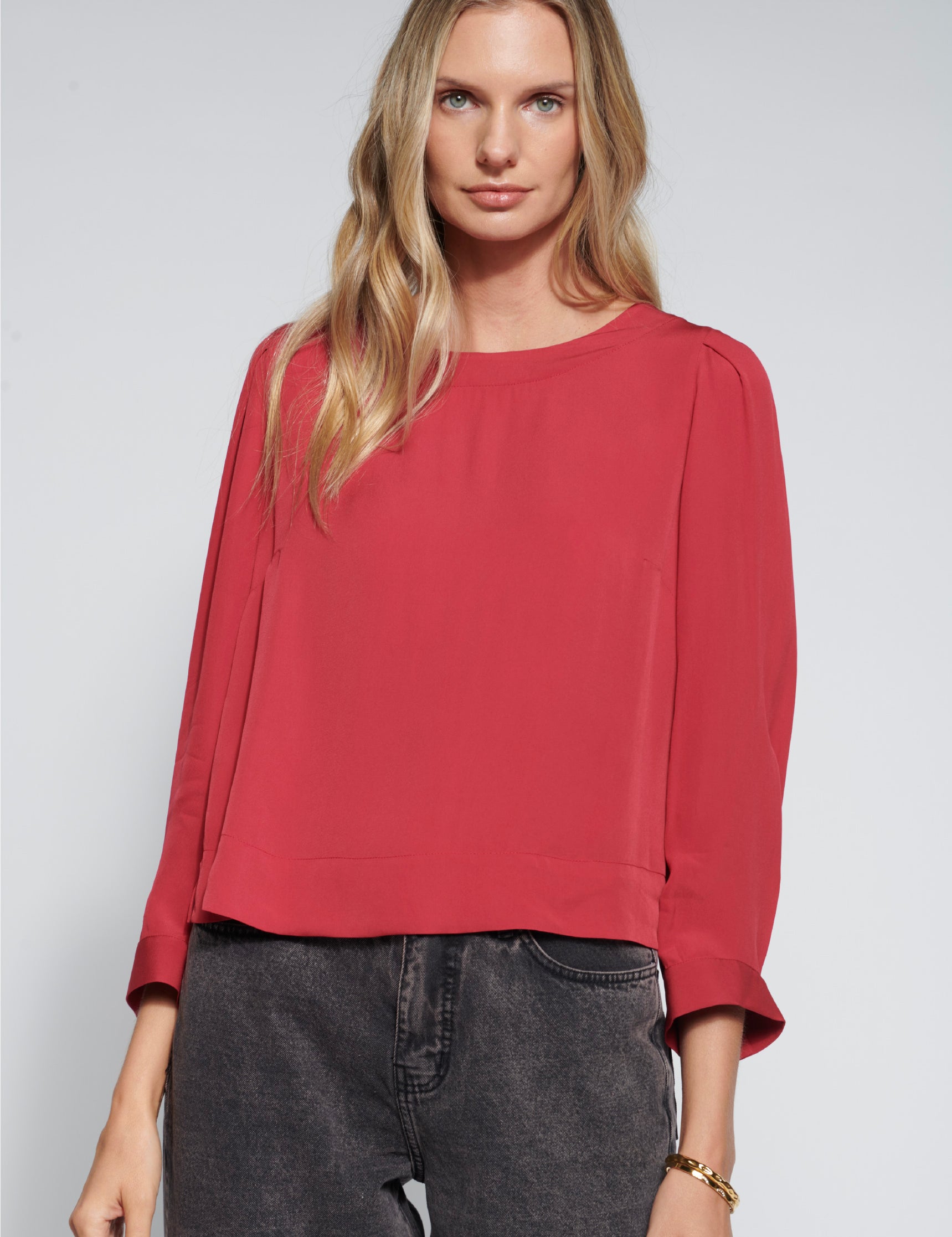 Blusa roja Aura Red de la marca EI-2026-602, blusa de manga larga y diseño elegante, vista frontal en color cereza.