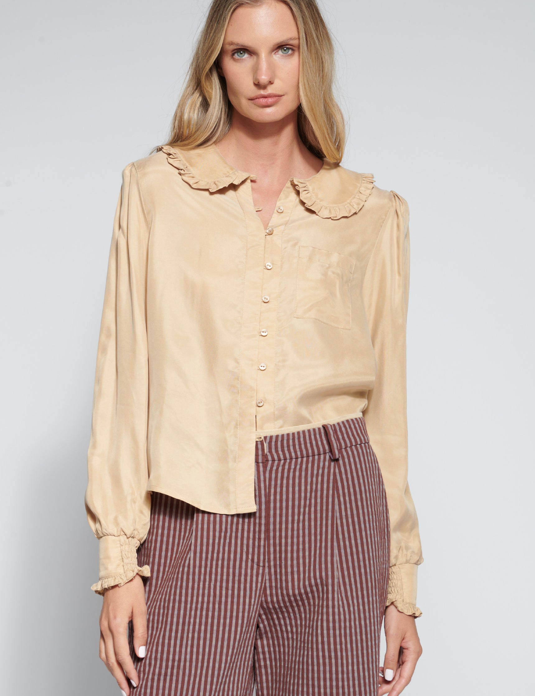 Blusa Rêverie Arena de la marca EI-2026-604, con diseño elegante y detalles en tela ligera, en color neutro.
