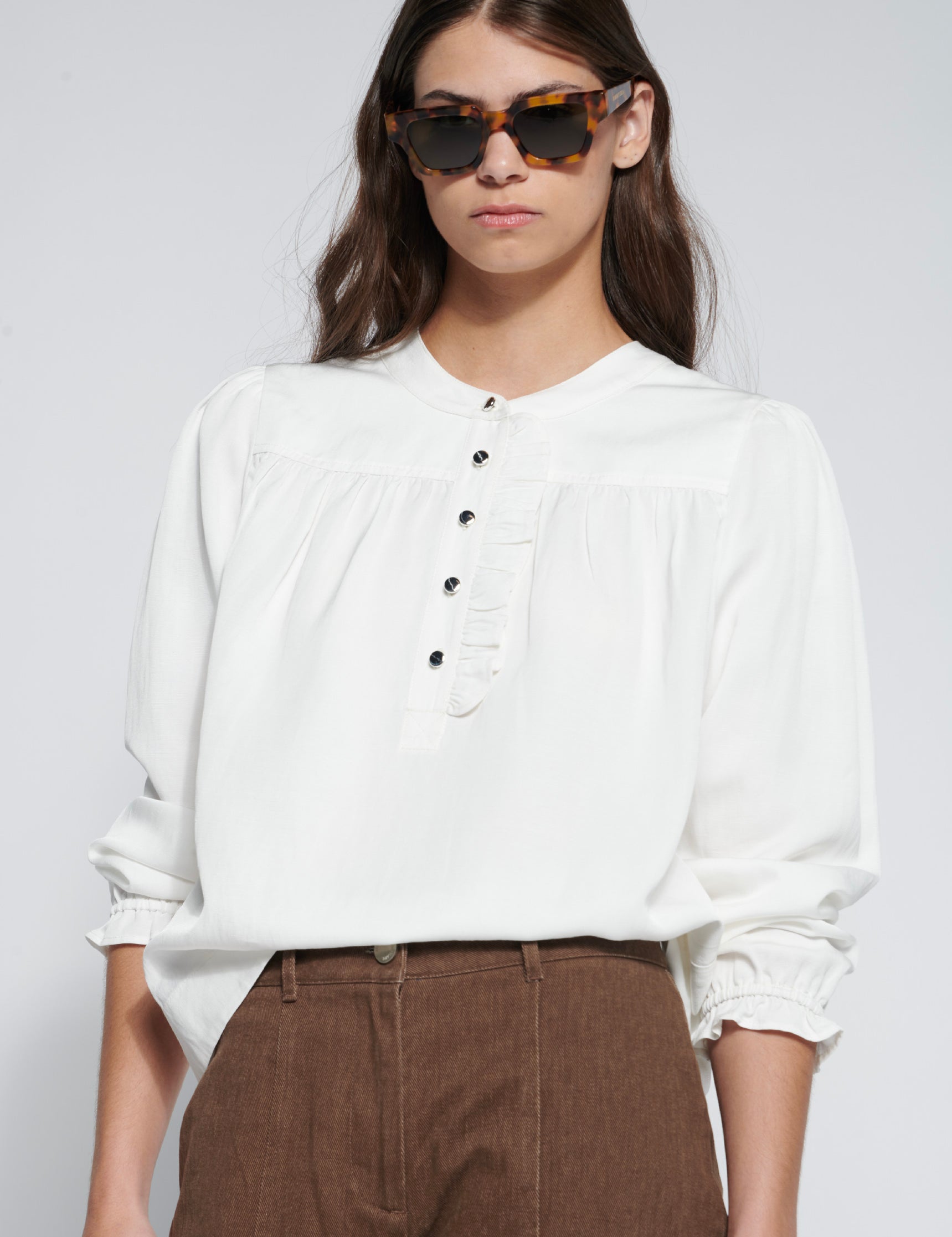 Blusa blanca Horus de la marca EI-2026-605, de estilo casual, muestra el diseño y la textura de la prenda en color crudo.