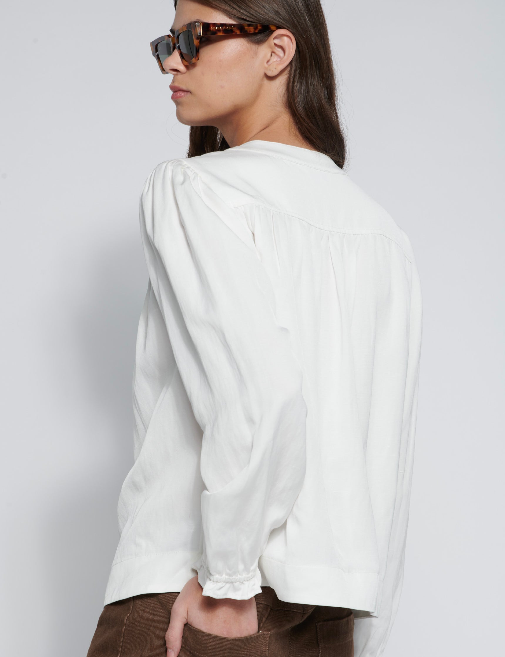 Blusa blanca Horus de la marca EI-2026-605, muestra el estilo casual y elegante con manga larga y cuello redondo, vista frontal.