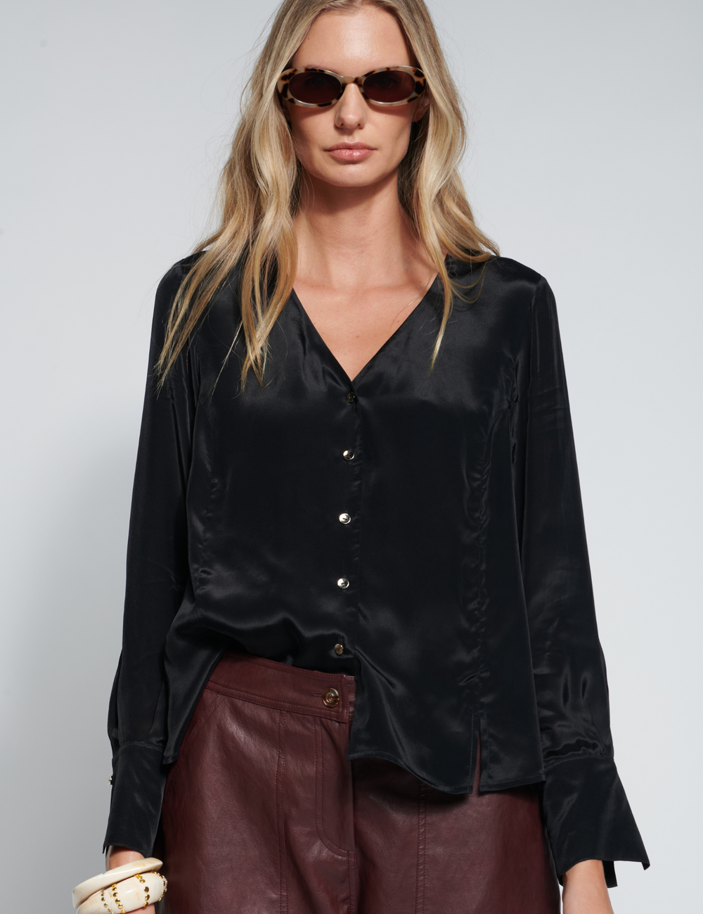 Blusa negra Tori Black de la marca EI-2026-606, de blusas y poleras, con diseño elegante y tejido suave visible en la imagen.