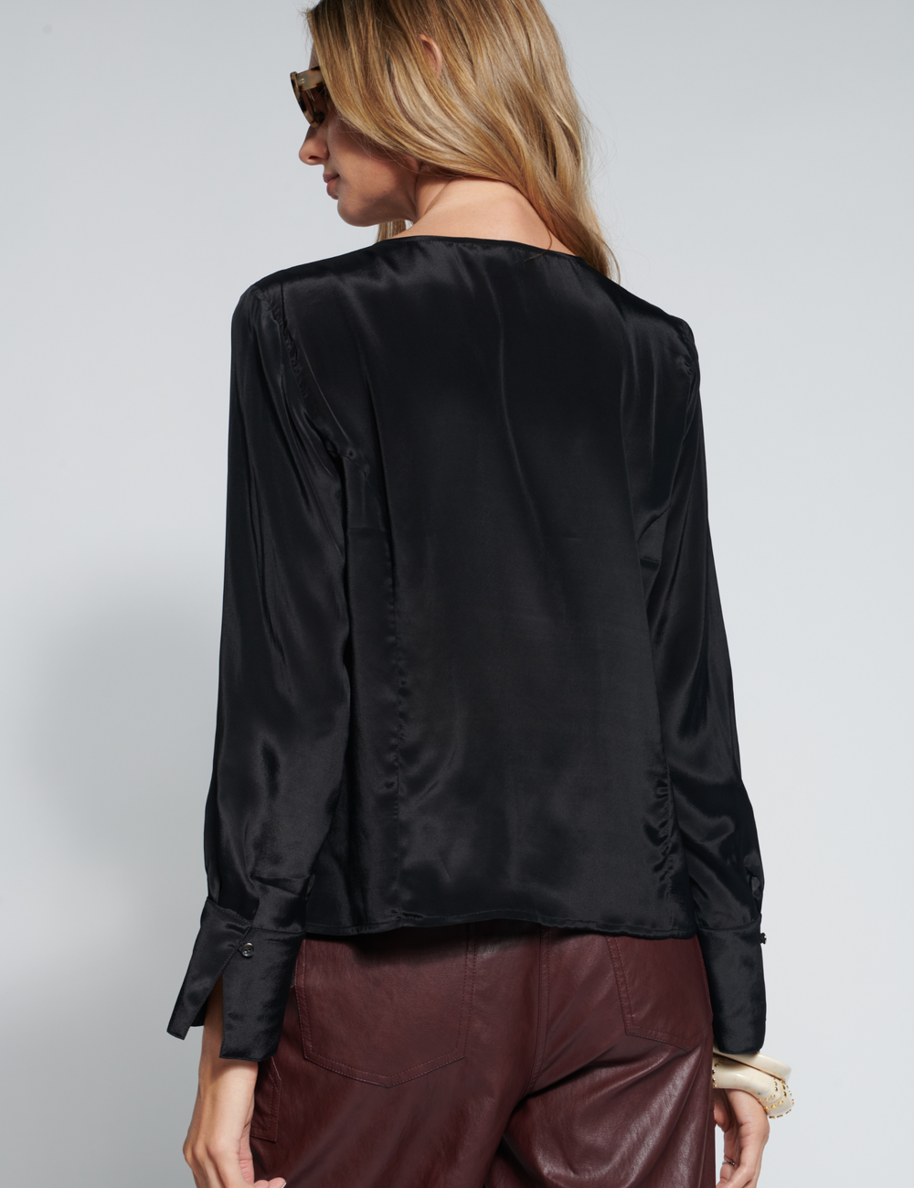 Blusa Tori Black de la marca EI-2026-606 en color negro, con estilo moderno y cómodo, ideal para looks casuales.