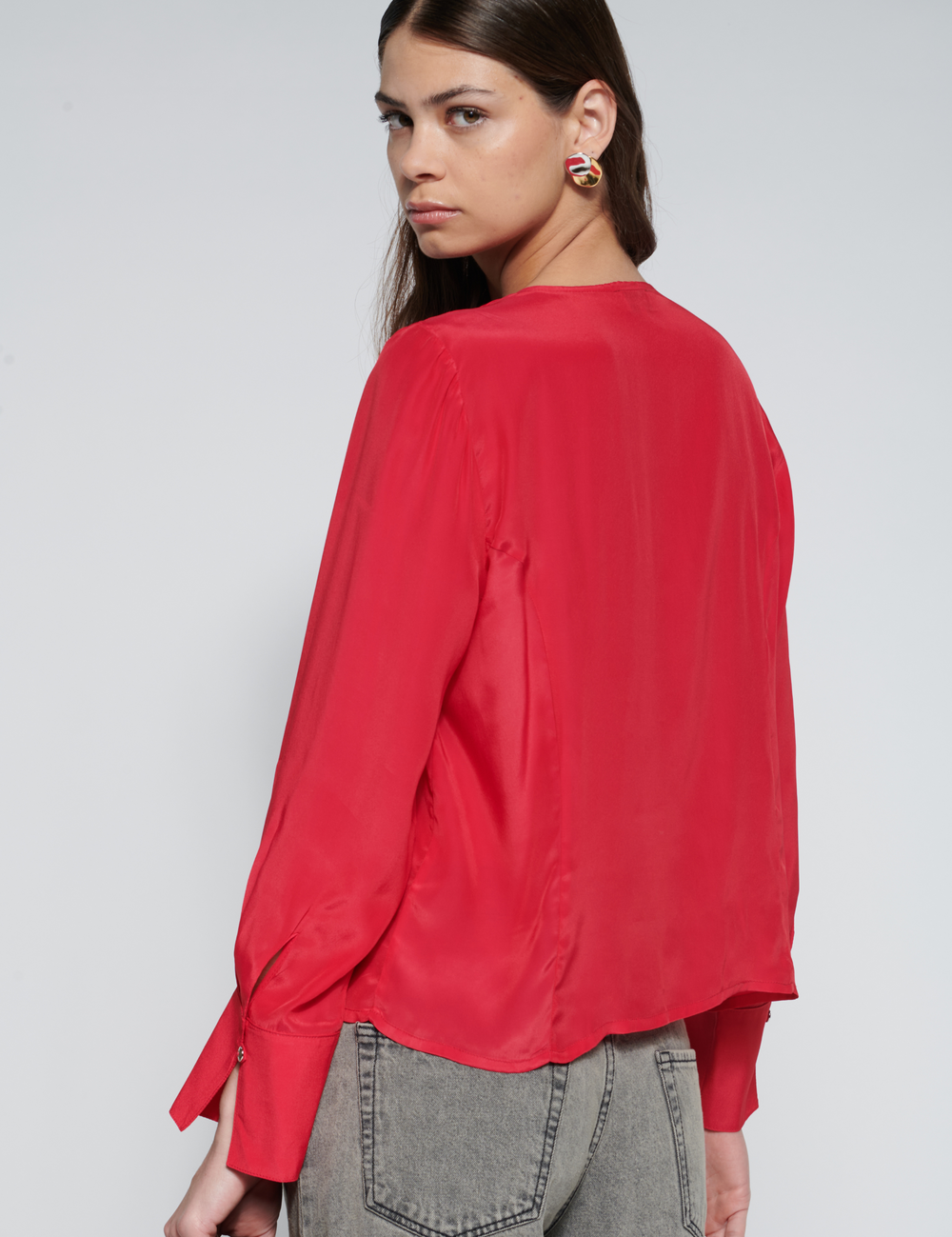 Blusa Tori Red de la marca EI-2026-606, blusa de manga larga en color rojo, con diseño elegante y cómodo para mujer.