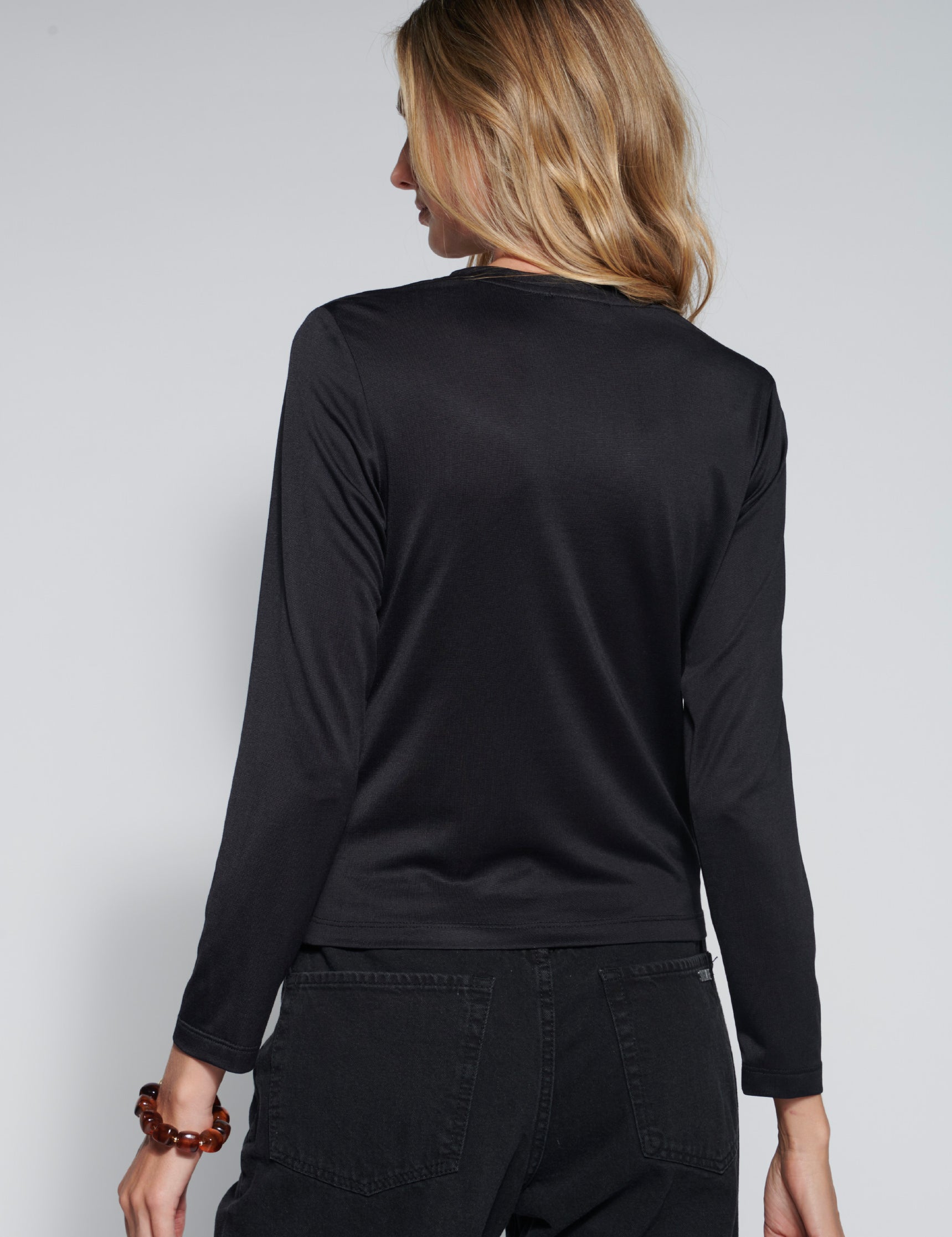 Polera negra Callis de la marca FI-2026-500, blusa de manga larga y corte ajustado, vista frontal sobre fondo neutro.